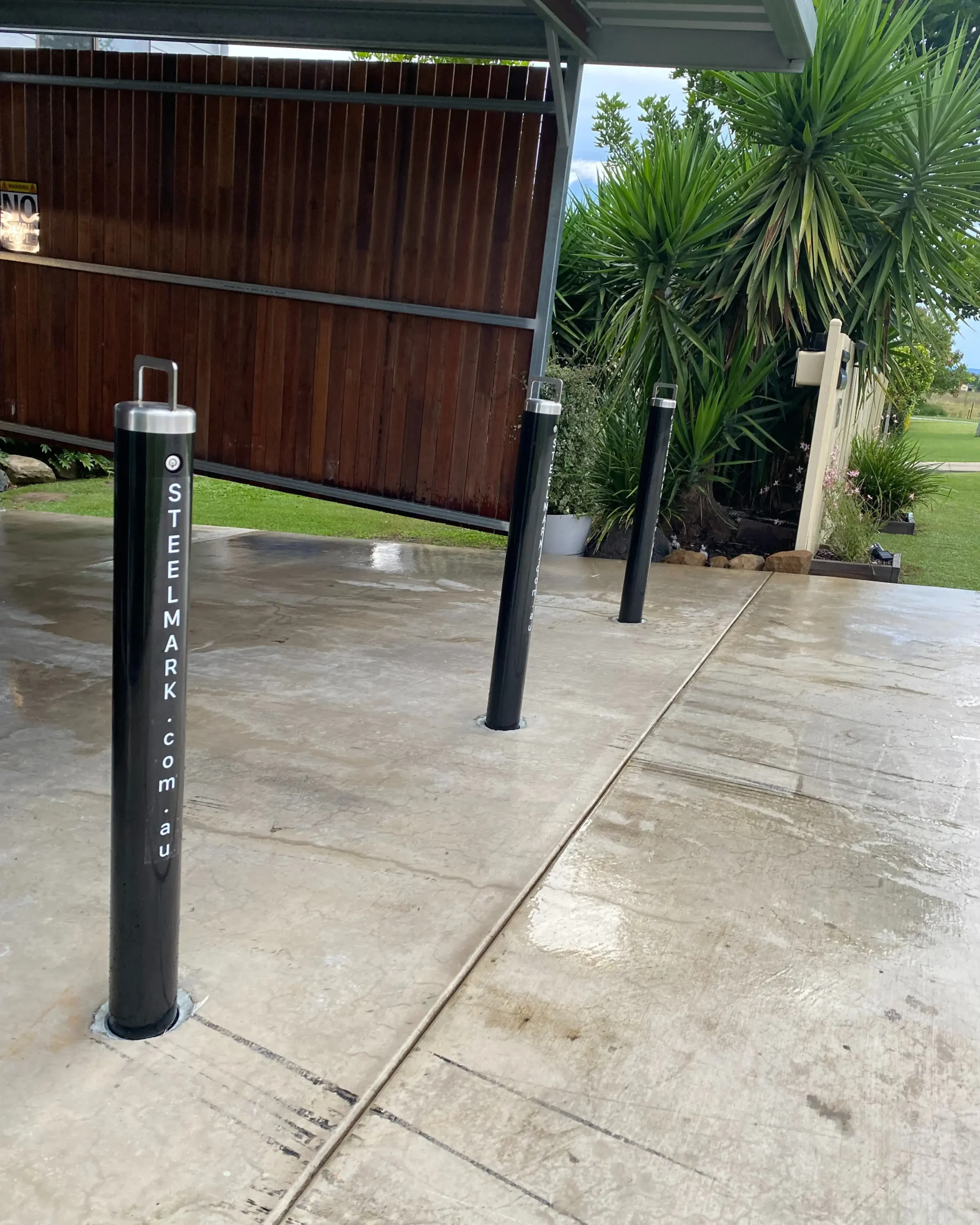 Anti-Ram Removable Bollard – Black | 90mm Dia | Keylock | 6mm Wall Thickness